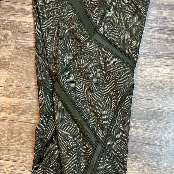 Women’s size 6. Lululemon athletic crops. Euc - Picture 4 of 5